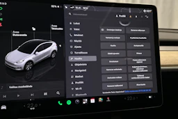 valkoinen Tesla Model Y 2023 kuva 22.