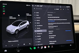 valkoinen Tesla Model Y 2023 kuva 23.