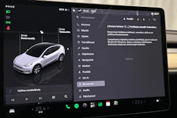 valkoinen Tesla Model Y 2023 kuva 26.