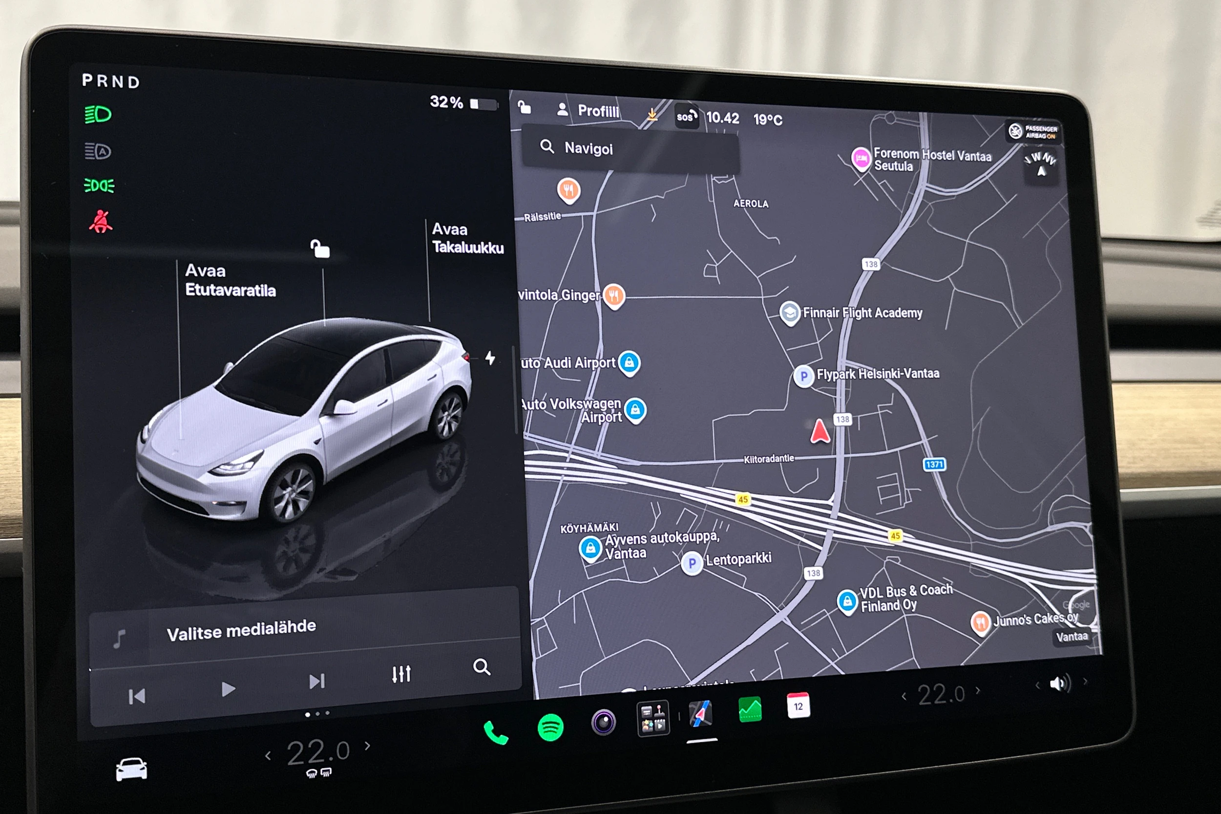 valkoinen Tesla Model Y 2023 kuva 28.