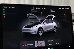 valkoinen Tesla Model Y 2023 kuva 32.