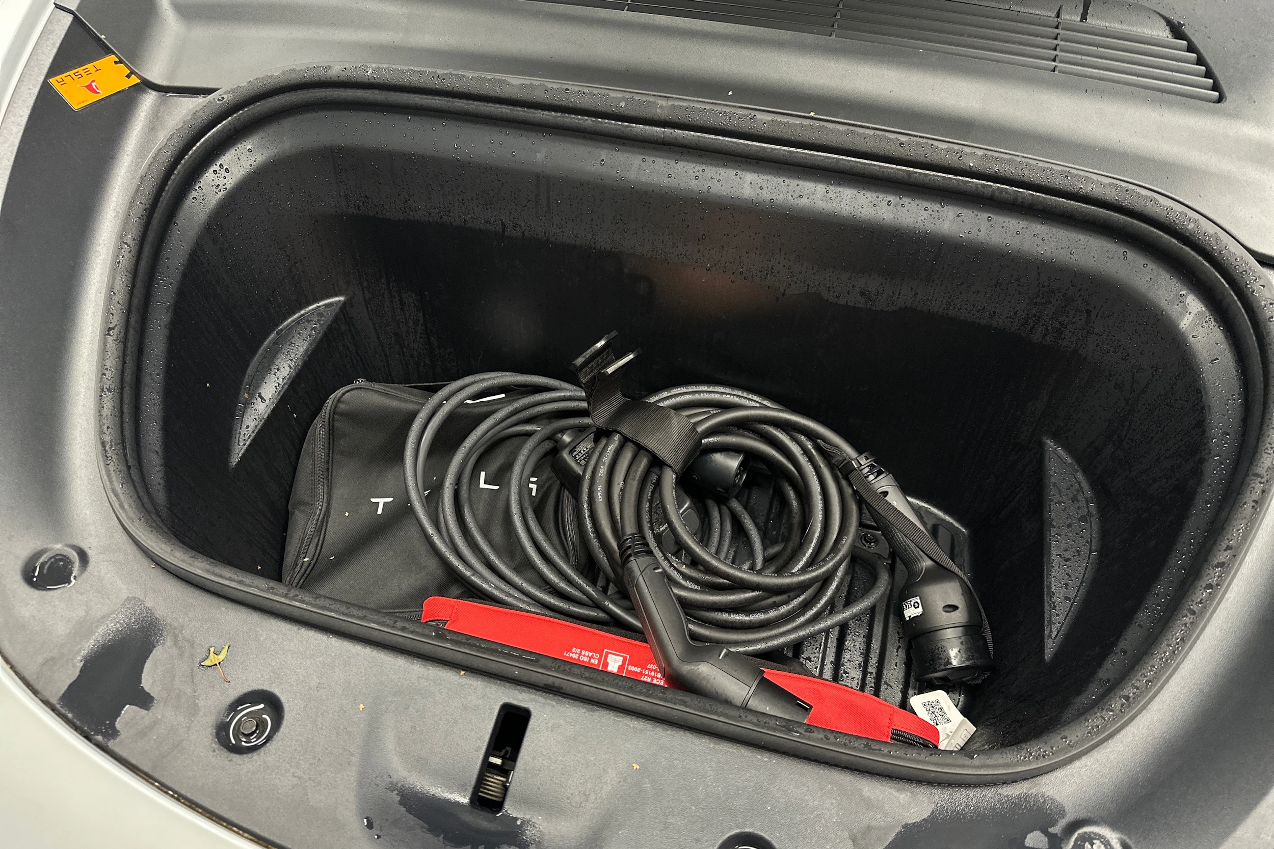 valkoinen Tesla Model Y 2023 kuva 33.