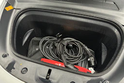 valkoinen Tesla Model Y 2023 kuva 33.
