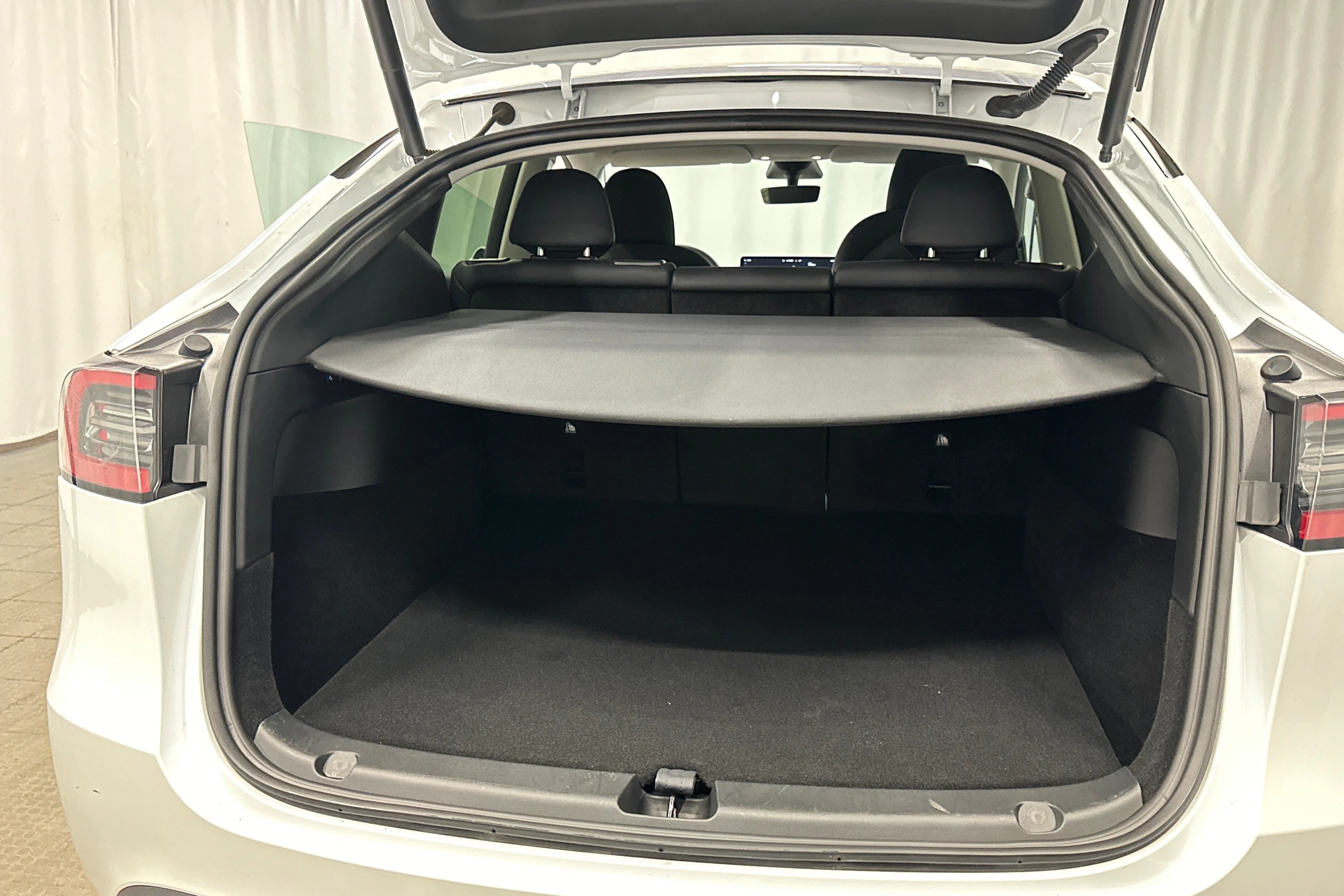 valkoinen Tesla Model Y 2023 kuva 34.