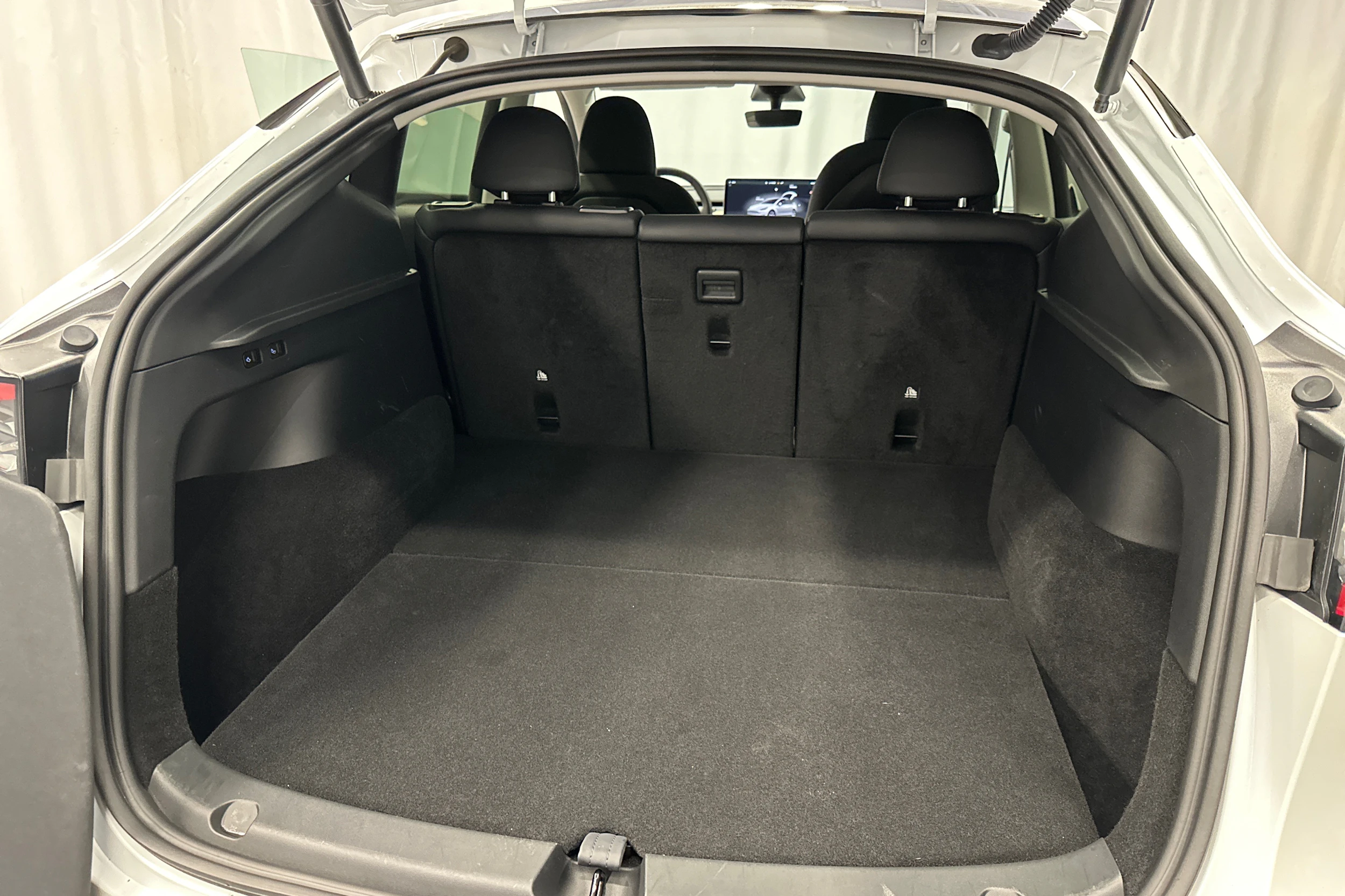 valkoinen Tesla Model Y 2023 kuva 35.