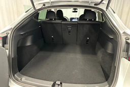 valkoinen Tesla Model Y 2023 kuva 35.