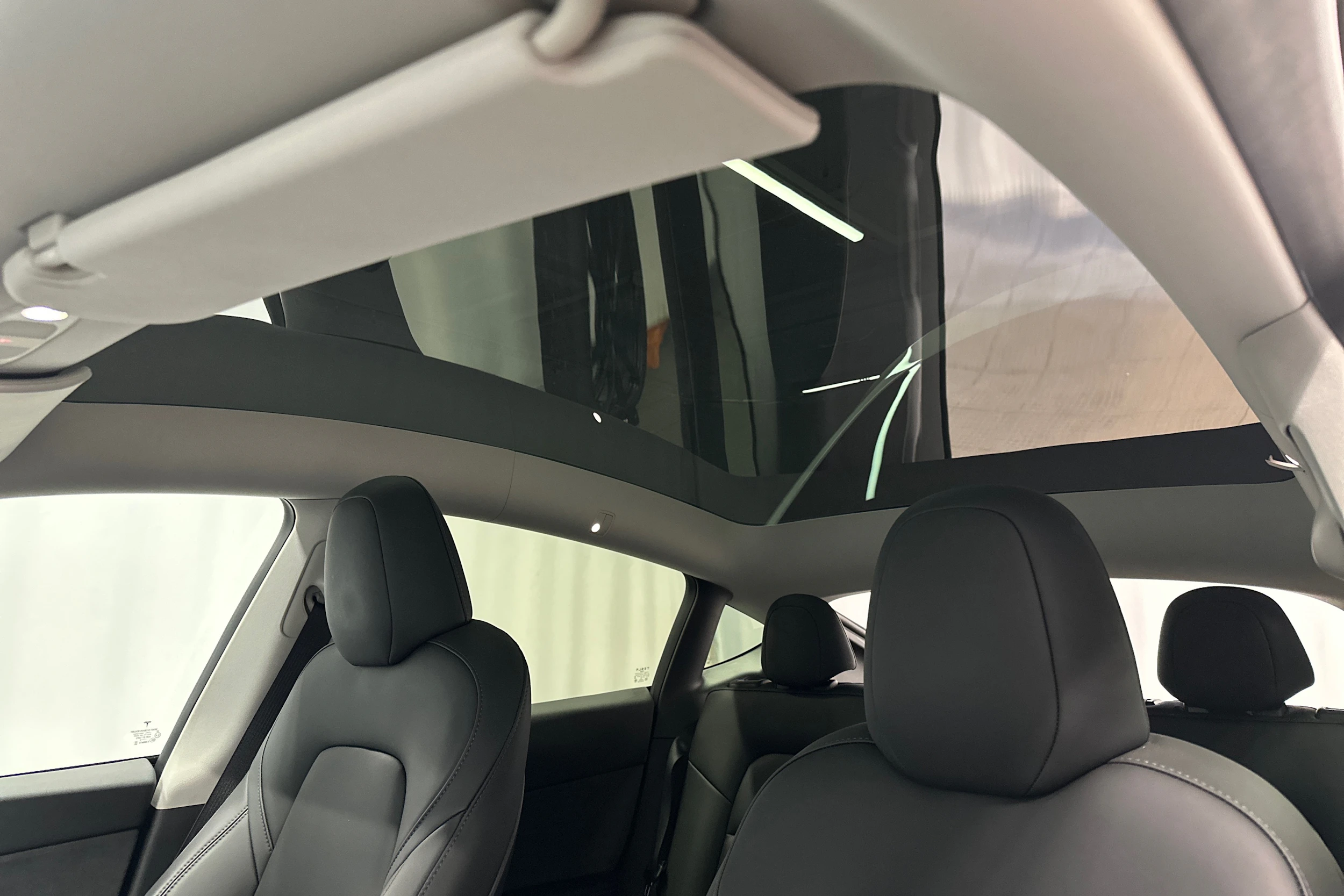 valkoinen Tesla Model Y 2023 kuva 36.