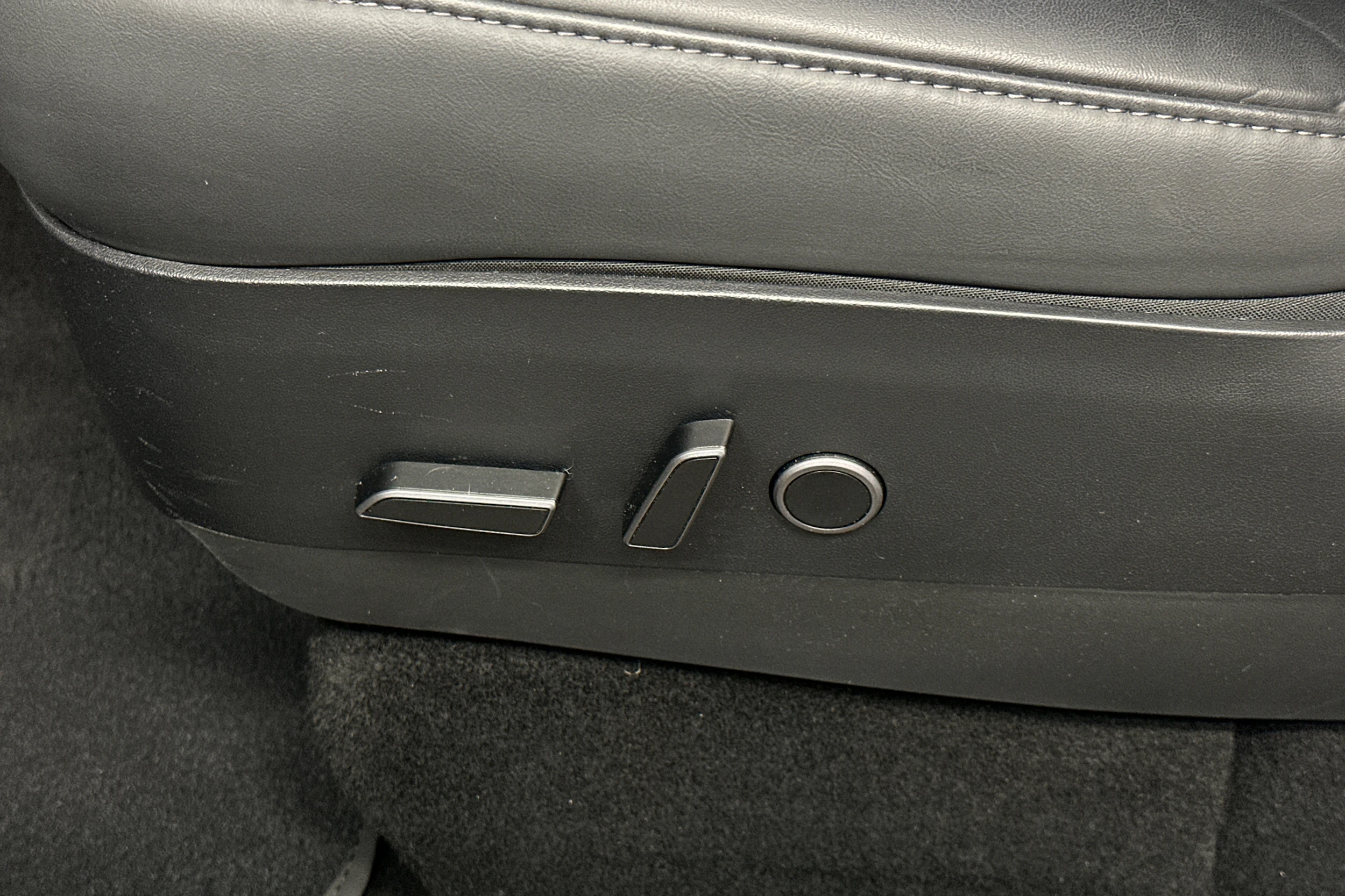 valkoinen Tesla Model Y 2023 kuva 37.
