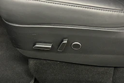 valkoinen Tesla Model Y 2023 kuva 37.