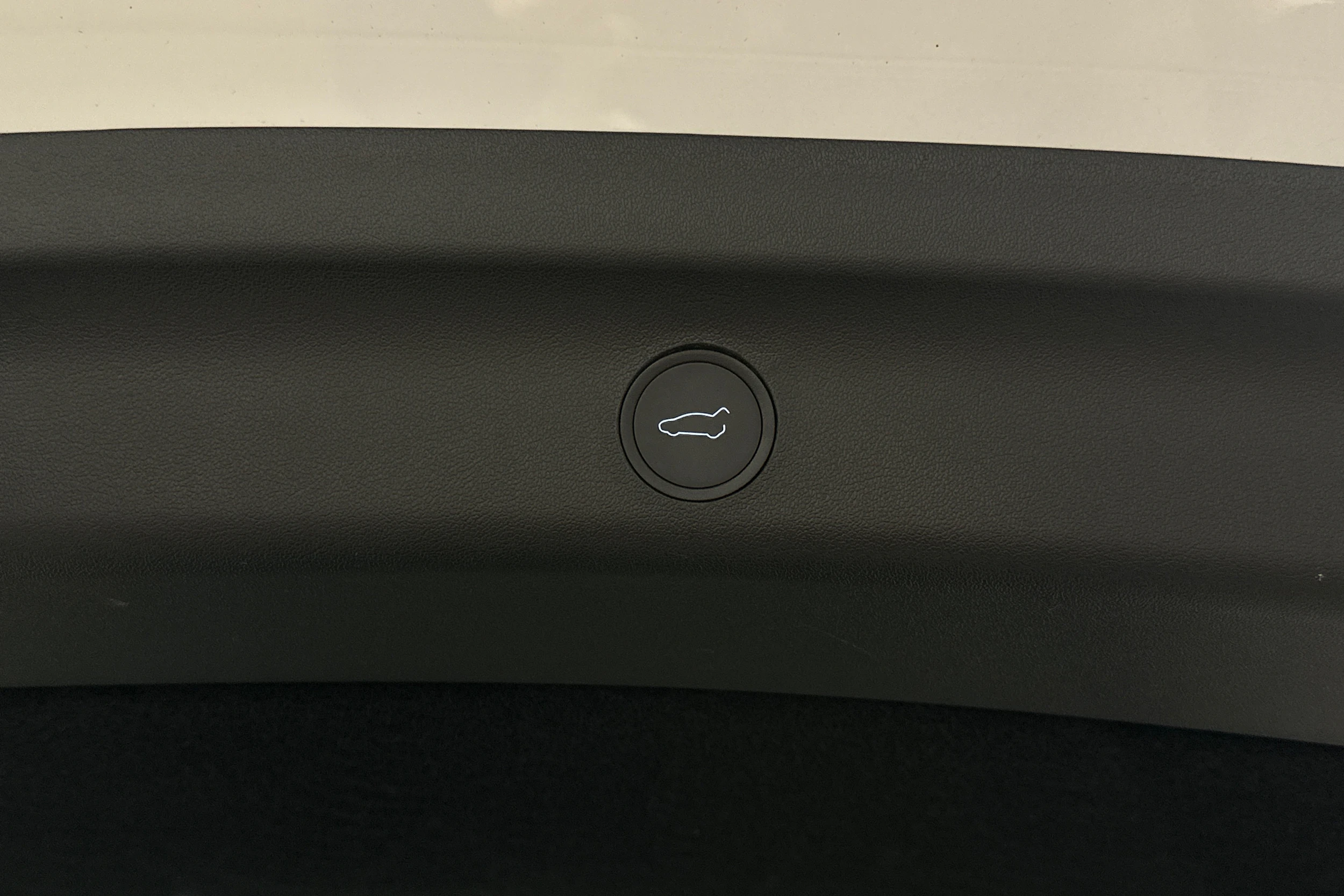 valkoinen Tesla Model Y 2023 kuva 38.