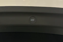 valkoinen Tesla Model Y 2023 kuva 38.