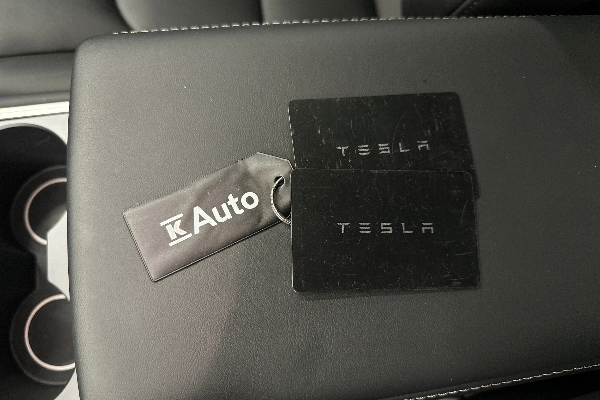 valkoinen Tesla Model Y 2023 kuva 39.