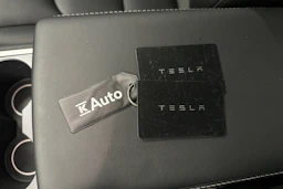 valkoinen Tesla Model Y 2023 kuva 39.