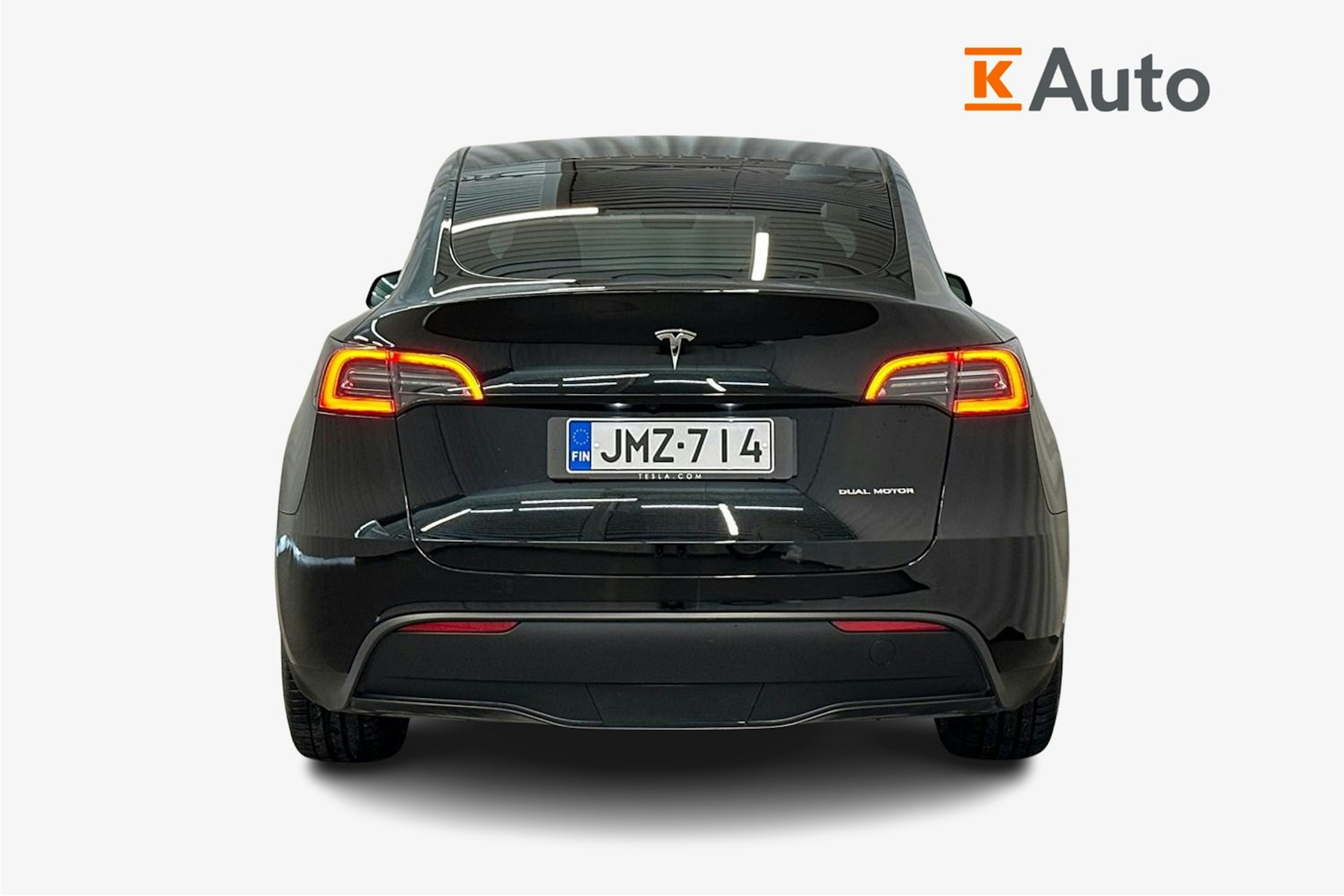 musta Tesla Model Y 2023 kuva 3.