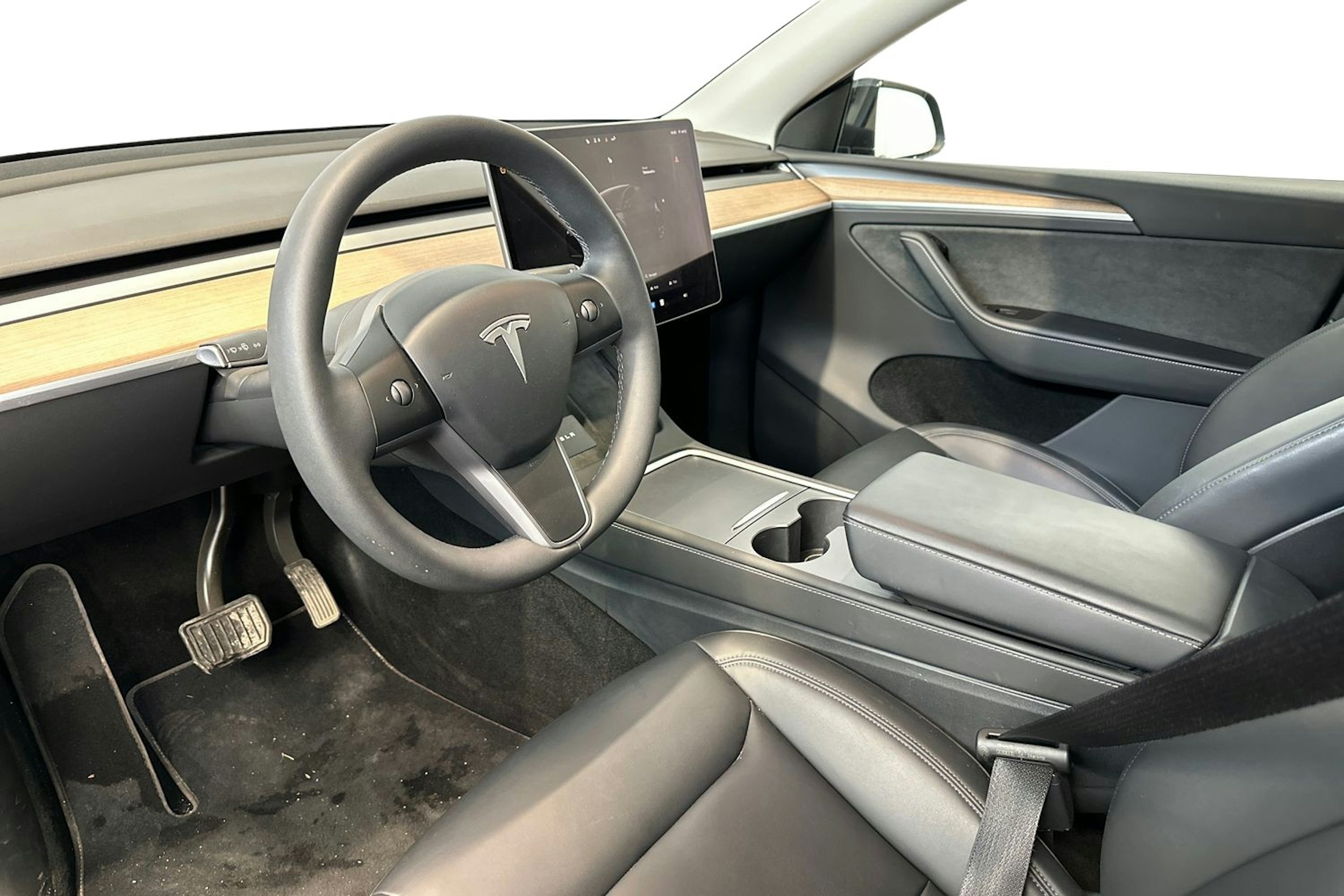 musta Tesla Model Y 2023 kuva 7.