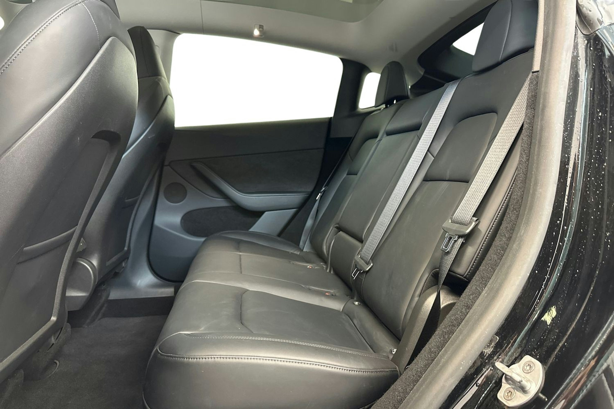 musta Tesla Model Y 2023 kuva 10.