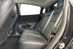 musta Tesla Model Y 2023 kuva 10.