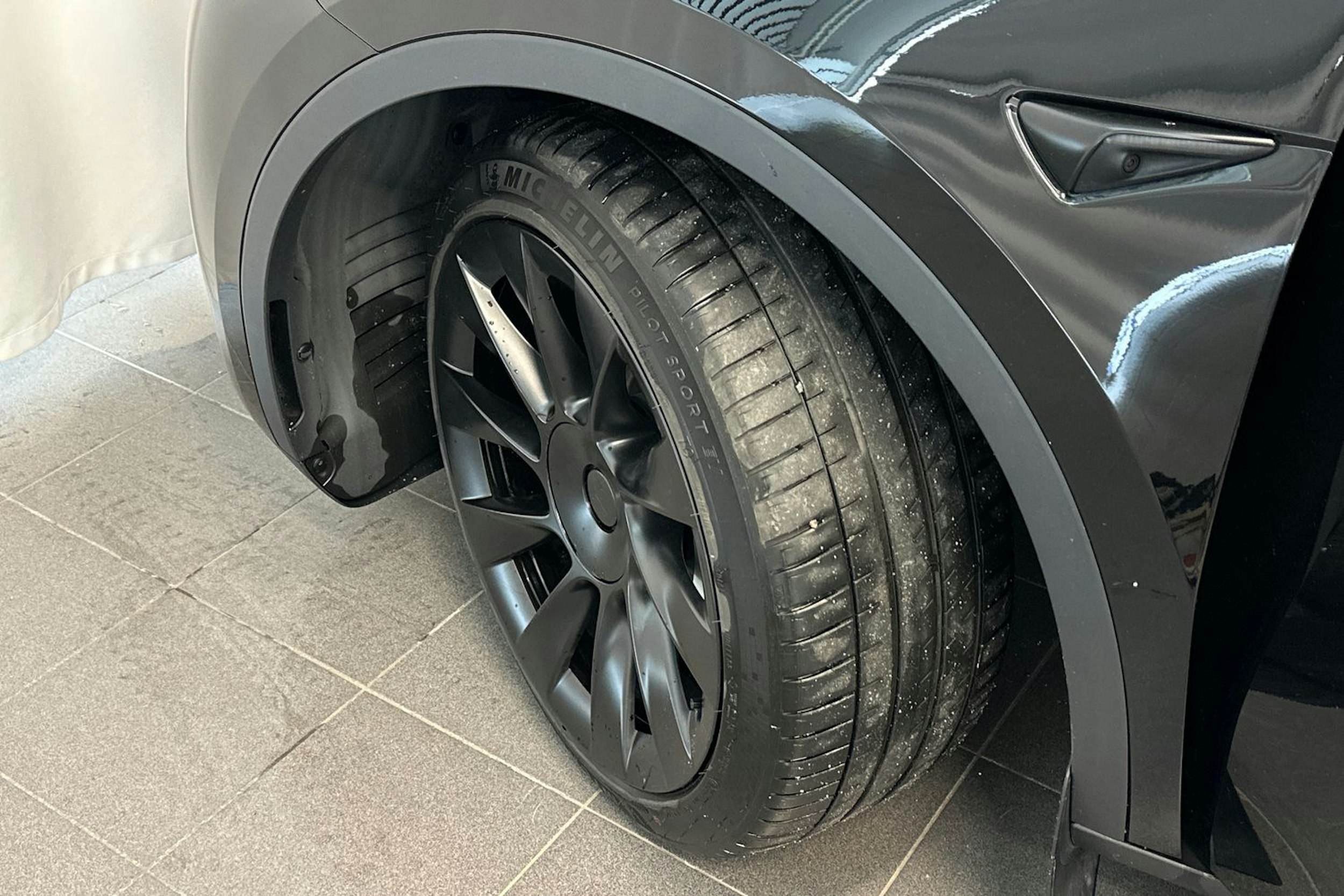 musta Tesla Model Y 2023 kuva 13.