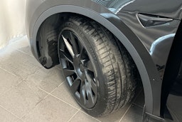 musta Tesla Model Y 2023 kuva 13.