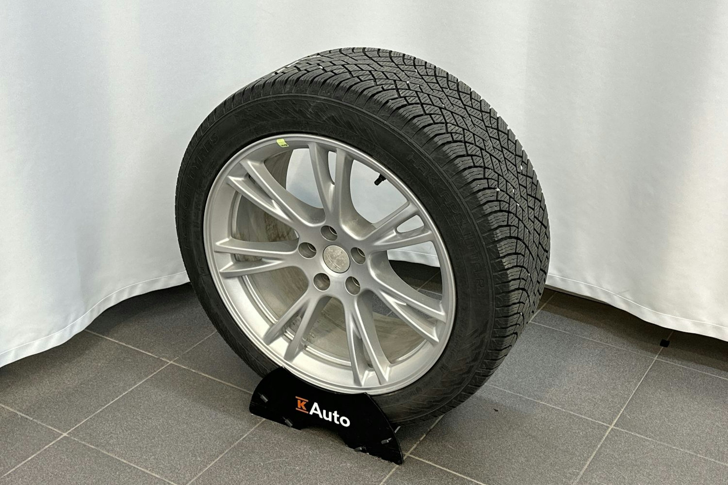 musta Tesla Model Y 2023 kuva 14.