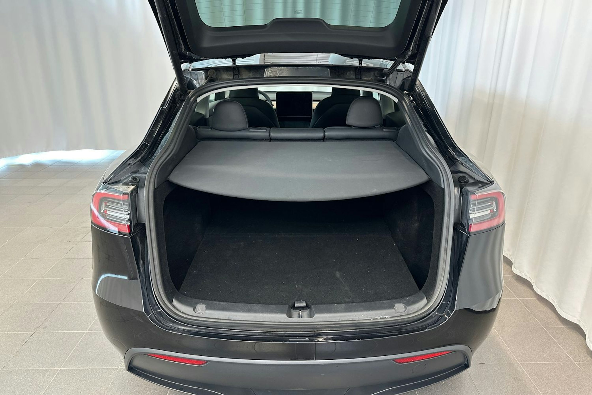 musta Tesla Model Y 2023 kuva 15.