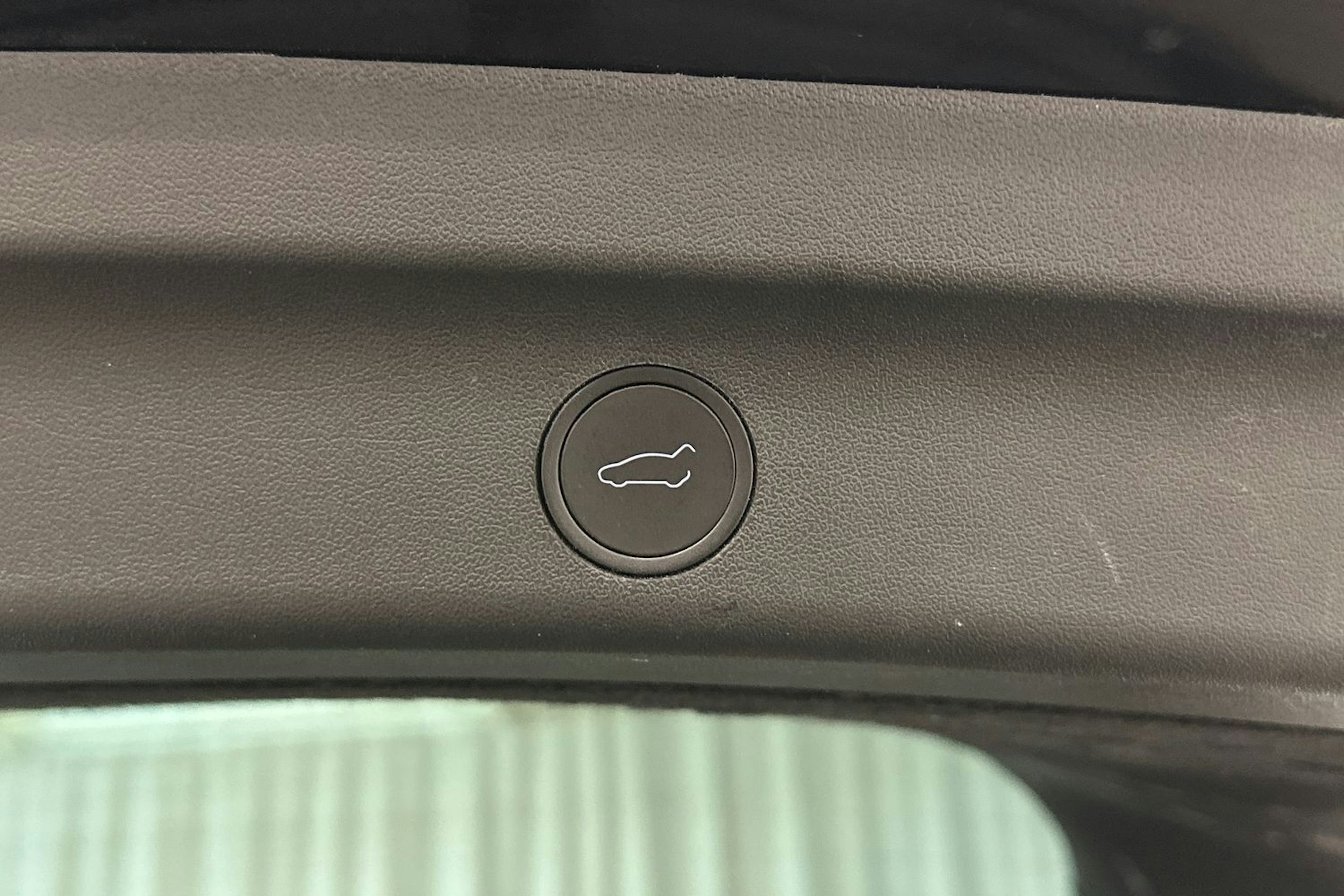 musta Tesla Model Y 2023 kuva 16.