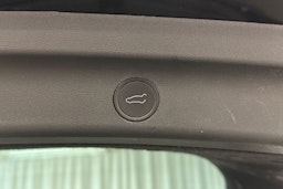 musta Tesla Model Y 2023 kuva 16.
