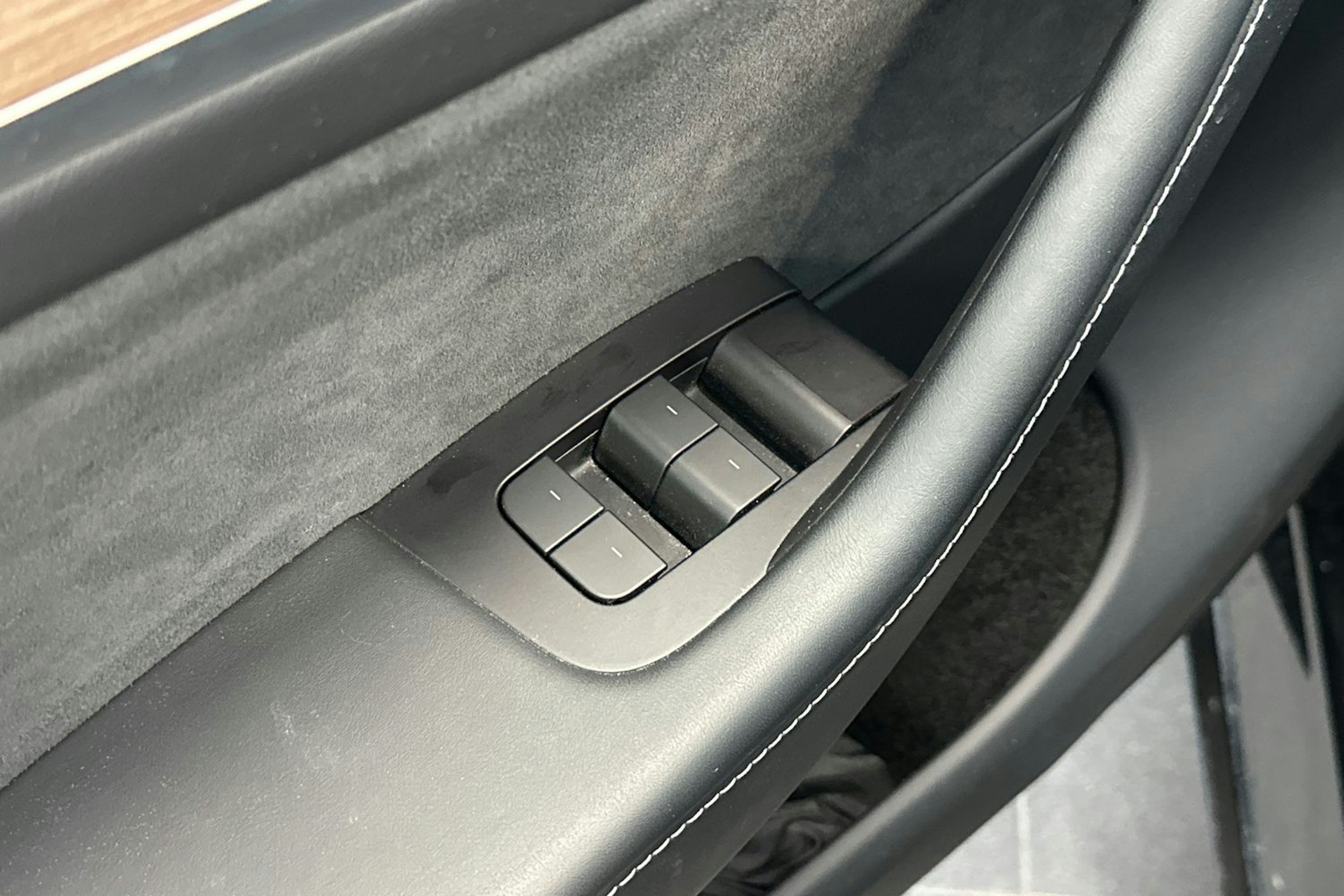 musta Tesla Model Y 2023 kuva 17.