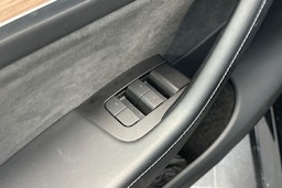 musta Tesla Model Y 2023 kuva 17.