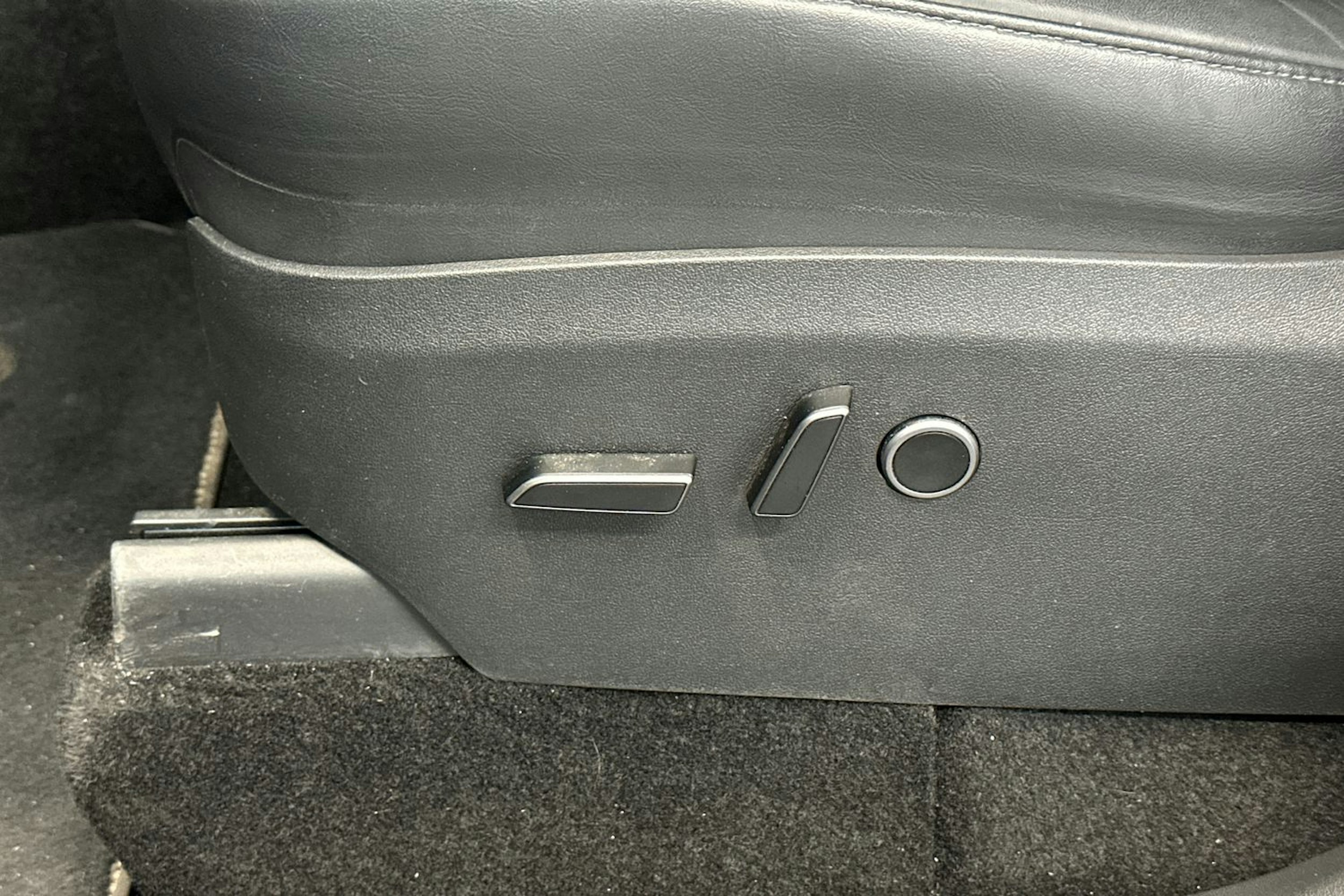 musta Tesla Model Y 2023 kuva 18.