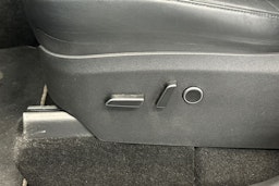 musta Tesla Model Y 2023 kuva 18.