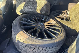 harmaa Tesla Model Y 2023 kuva 4.