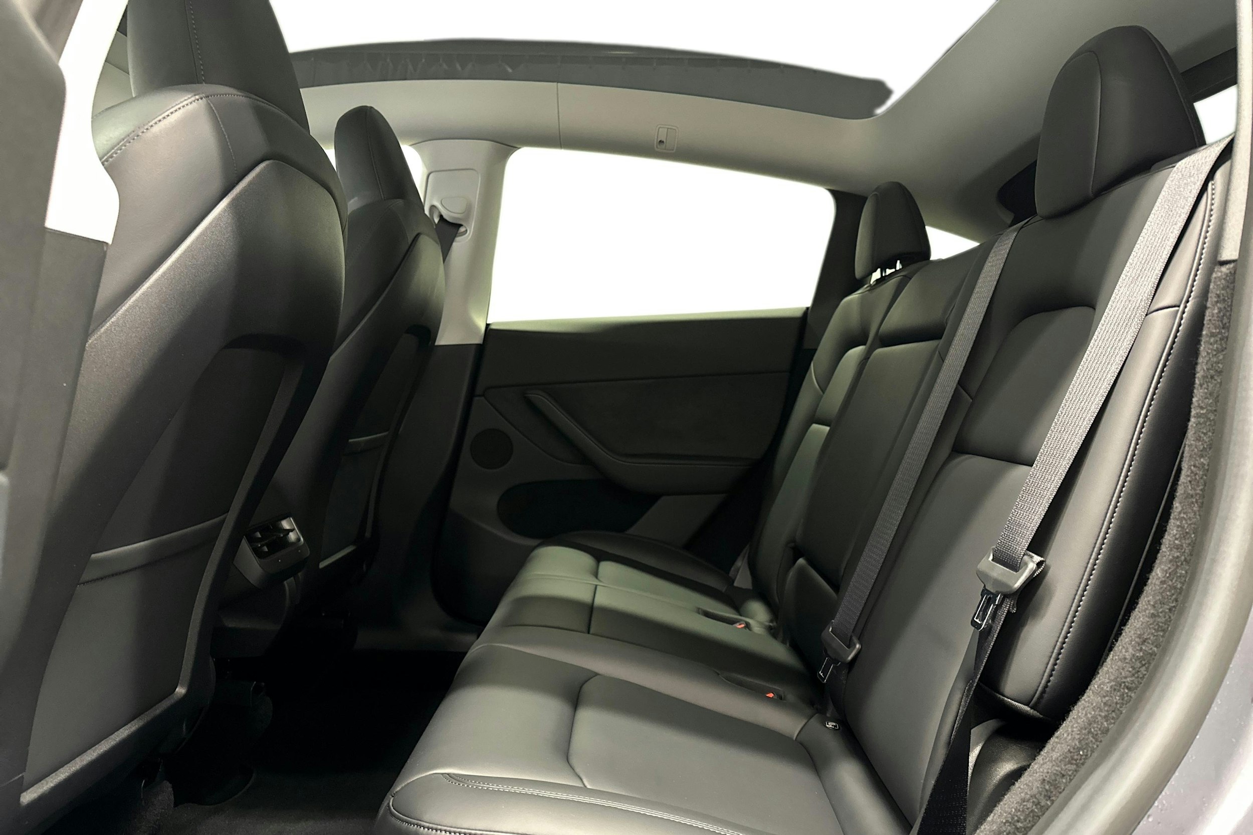 harmaa Tesla Model Y 2023 kuva 10.