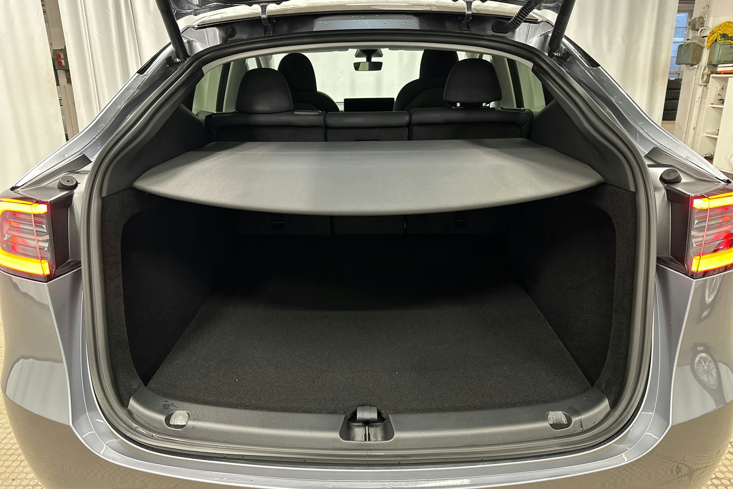 harmaa Tesla Model Y 2023 kuva 14.