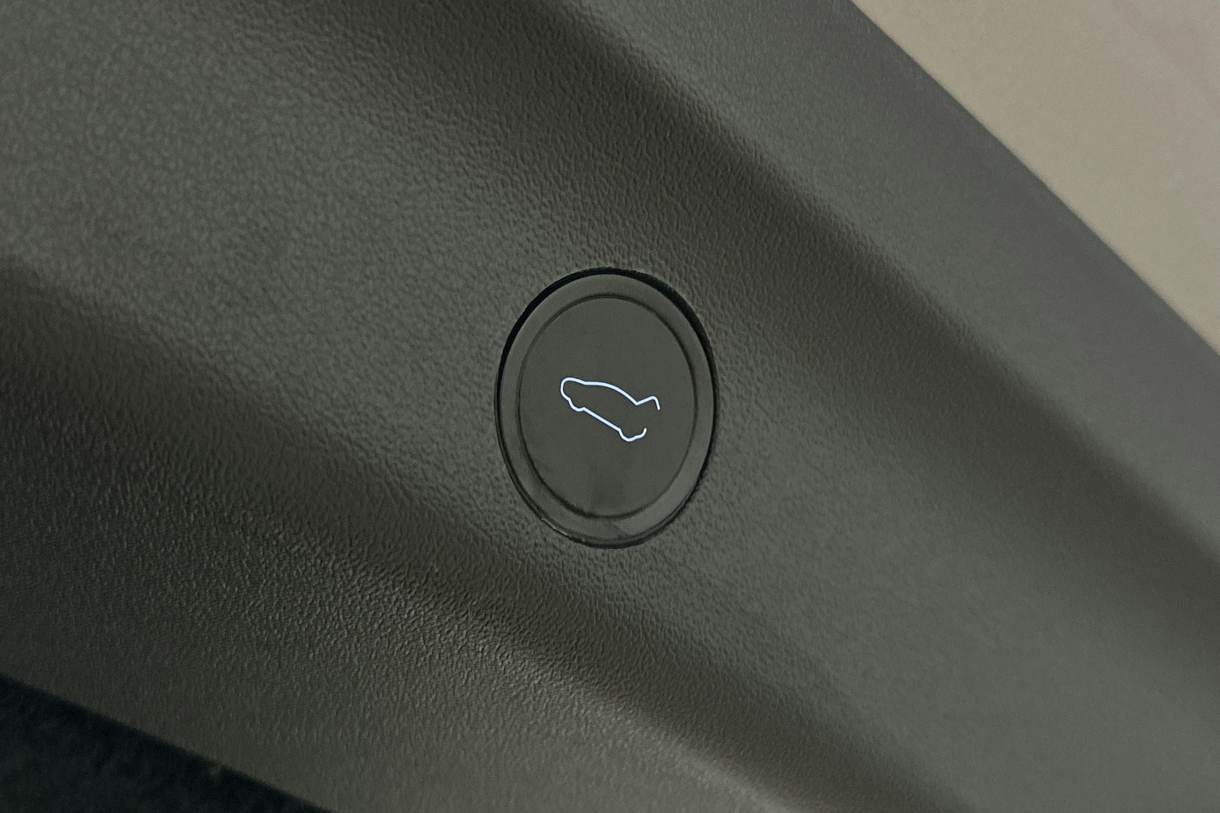 harmaa Tesla Model Y 2023 kuva 15.