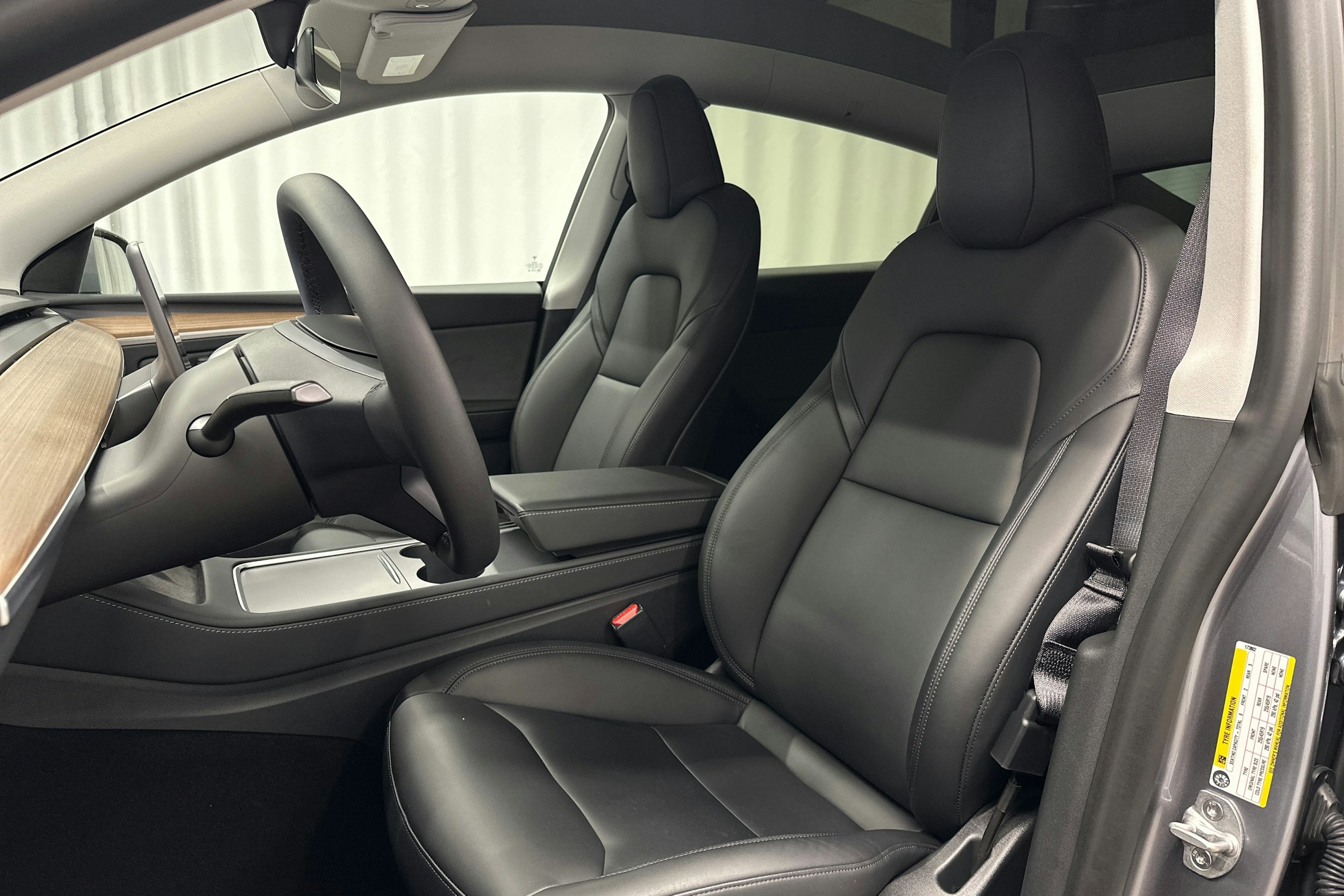 harmaa Tesla Model Y 2023 kuva 16.