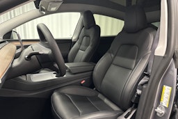harmaa Tesla Model Y 2023 kuva 16.