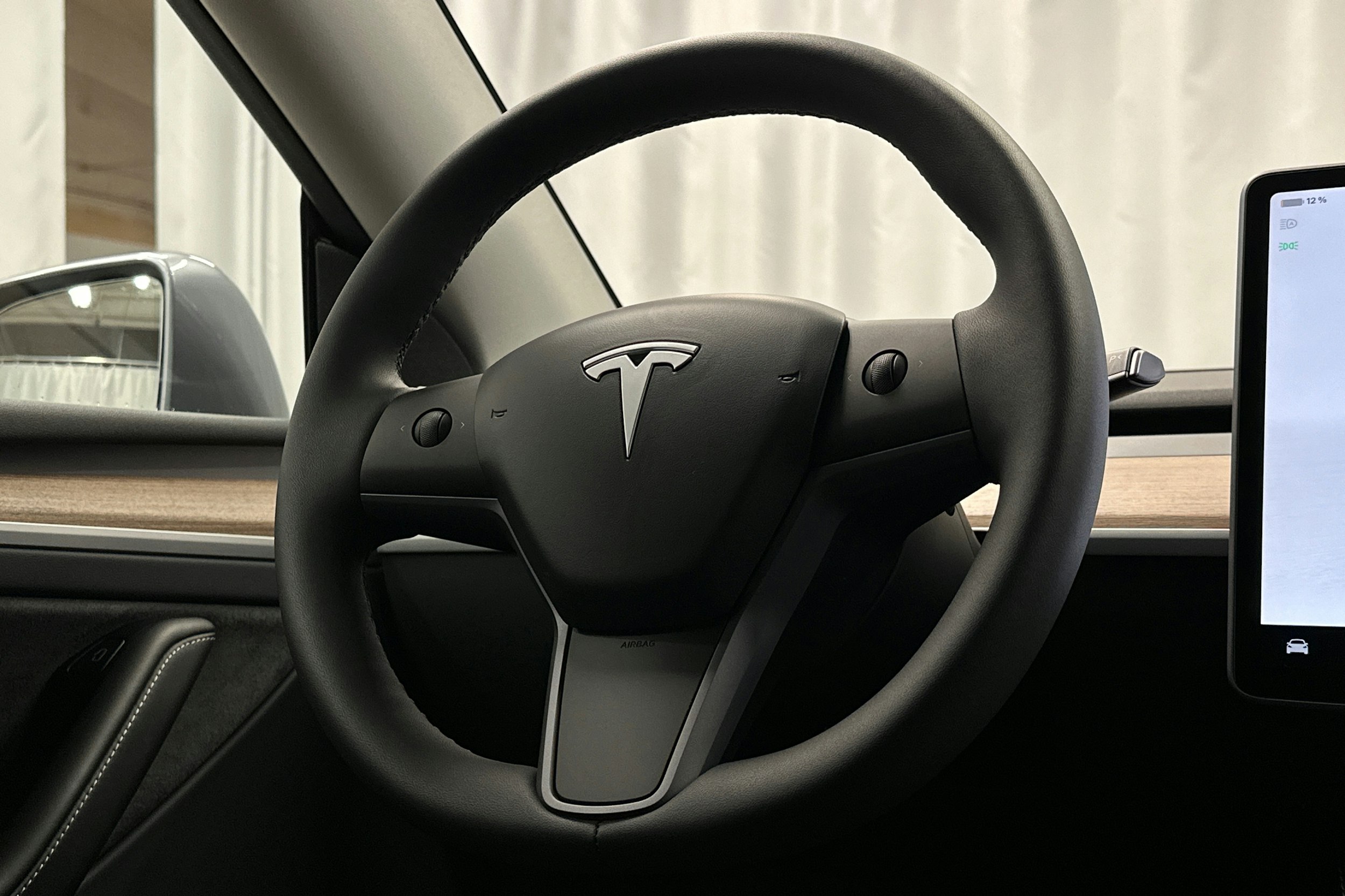 harmaa Tesla Model Y 2023 kuva 18.