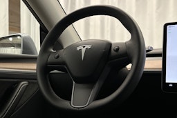harmaa Tesla Model Y 2023 kuva 18.