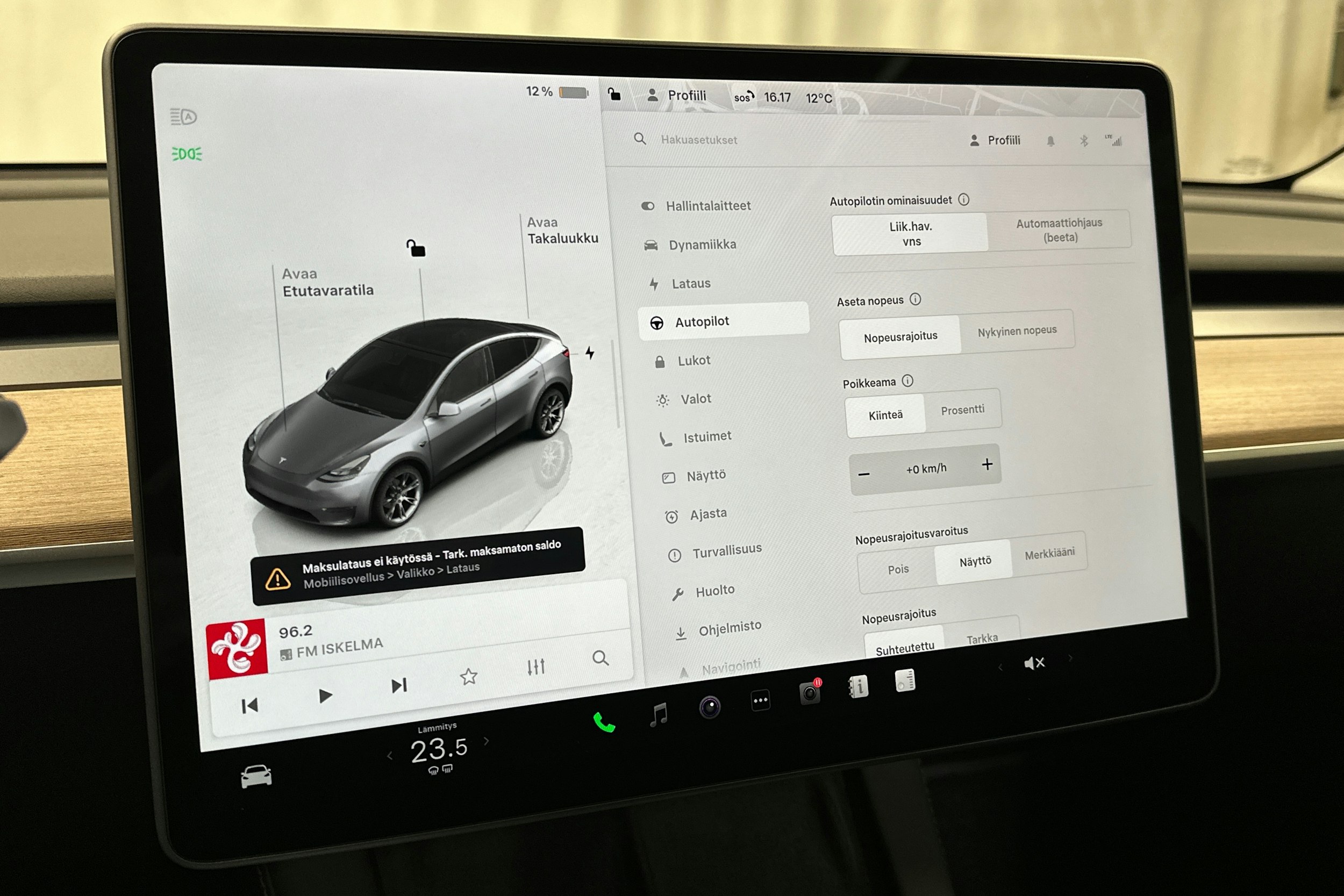 harmaa Tesla Model Y 2023 kuva 20.