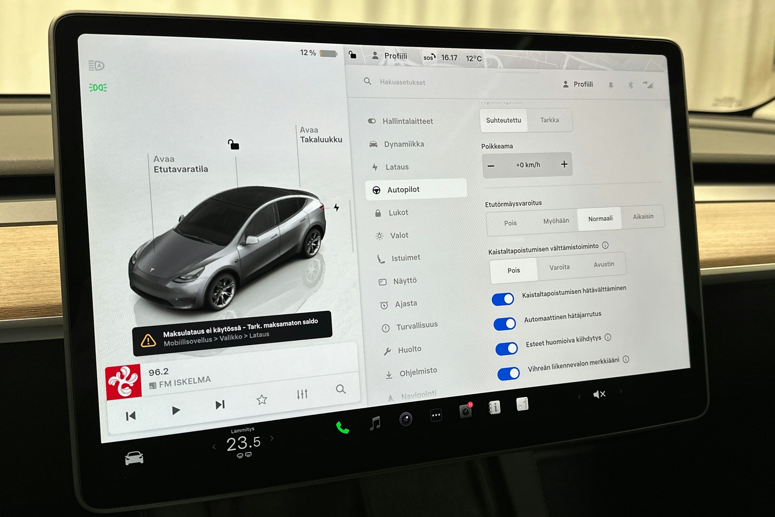 harmaa Tesla Model Y 2023 kuva 21.