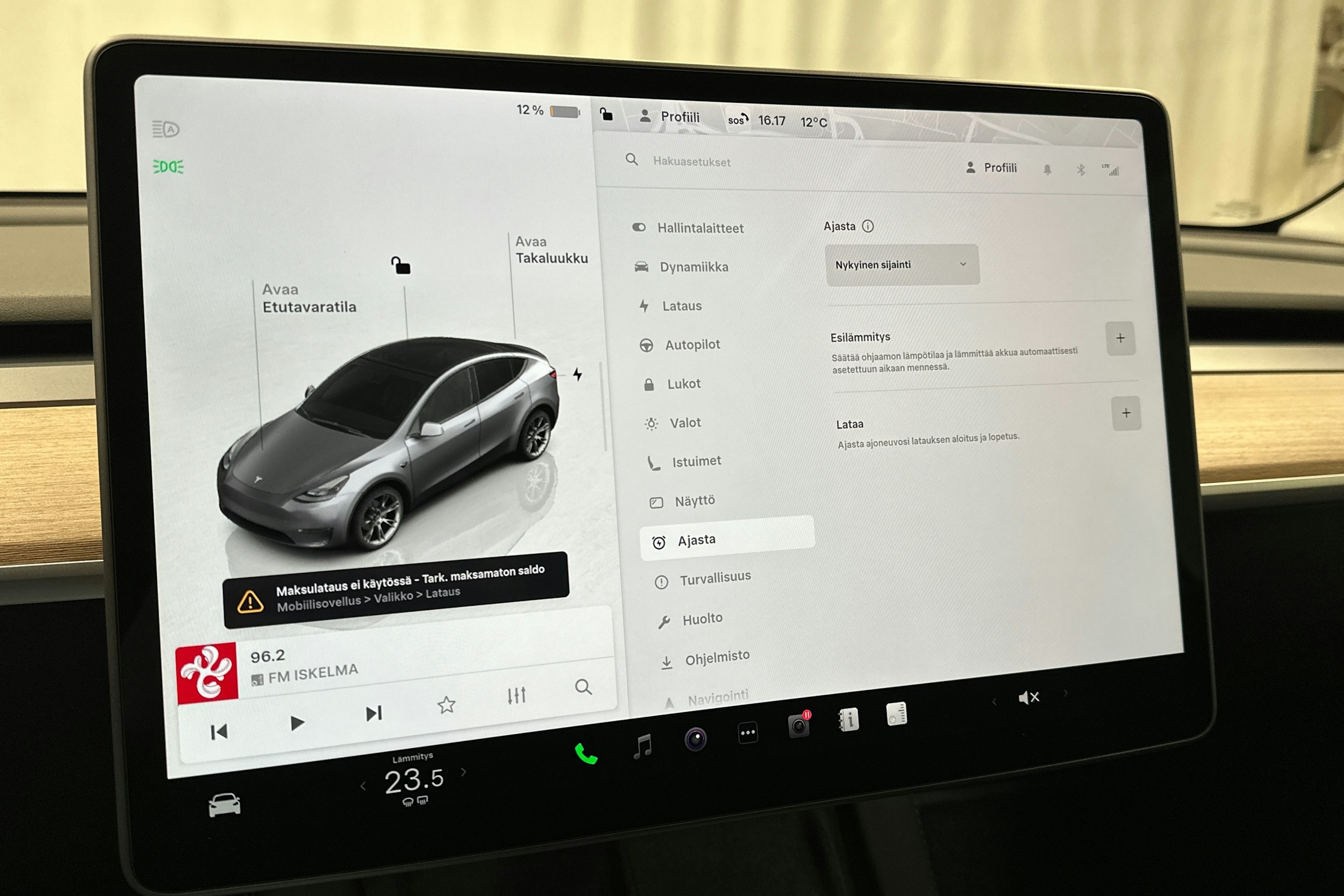 harmaa Tesla Model Y 2023 kuva 22.
