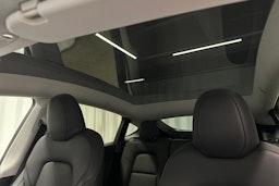 harmaa Tesla Model Y 2023 kuva 27.