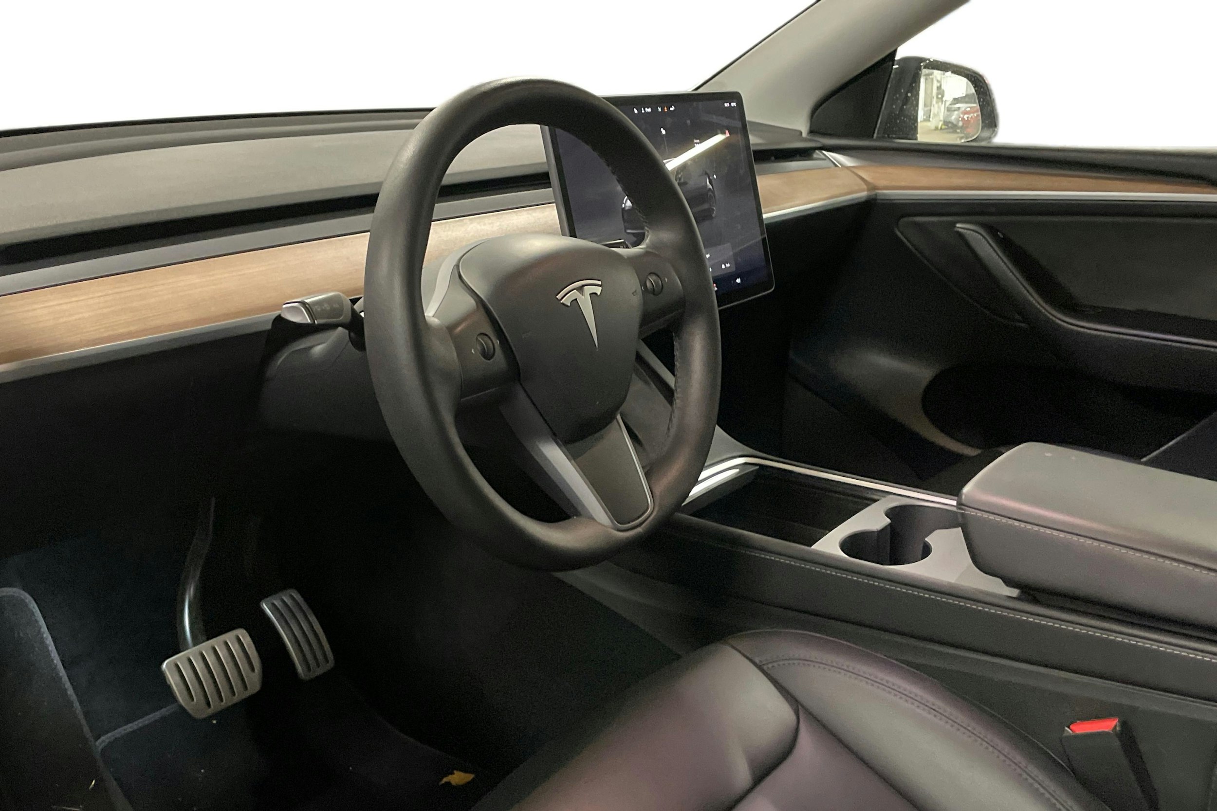musta Tesla Model Y 2023 kuva 3.