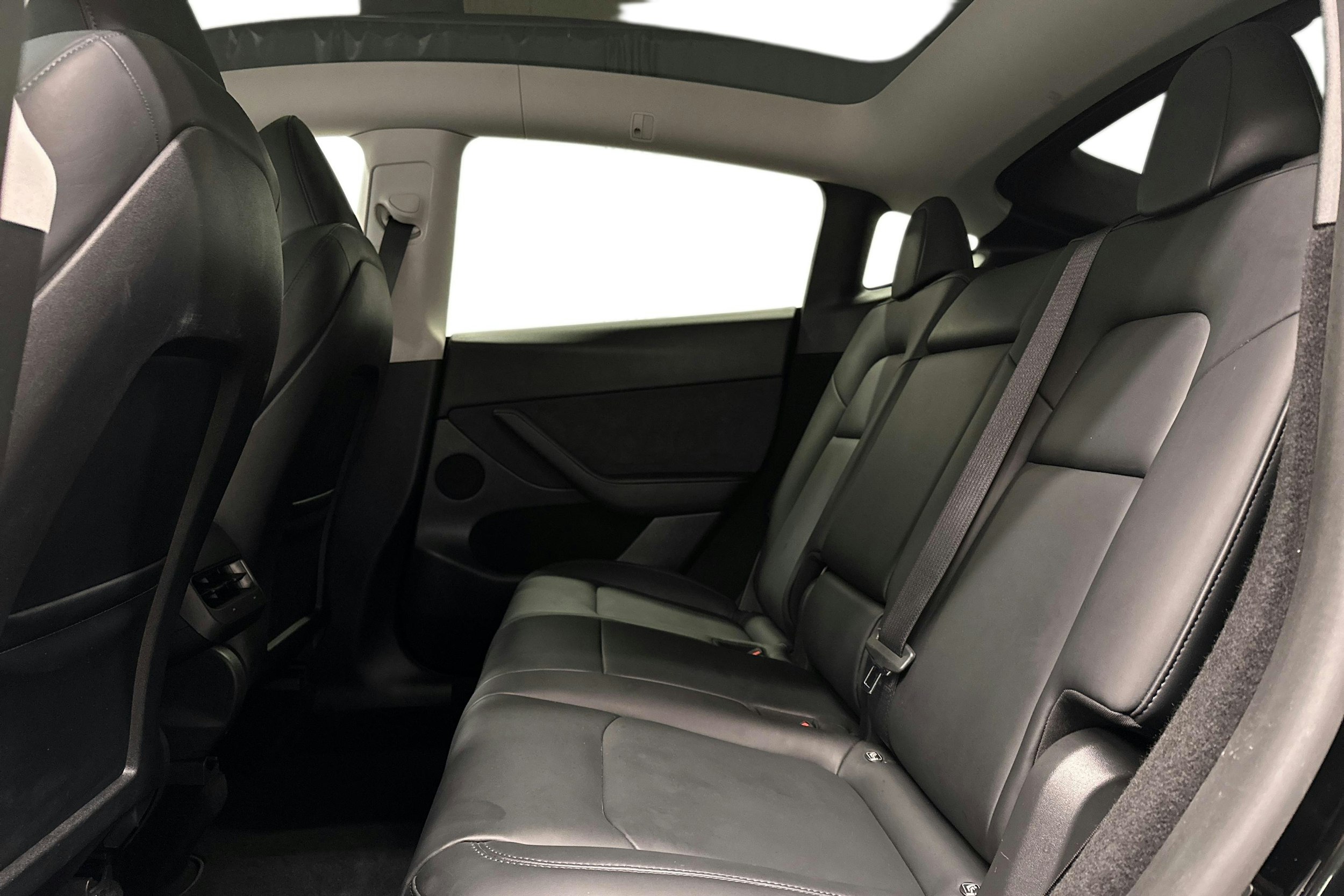 musta Tesla Model Y 2023 kuva 8.