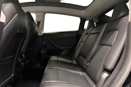 musta Tesla Model Y 2023 kuva 8.