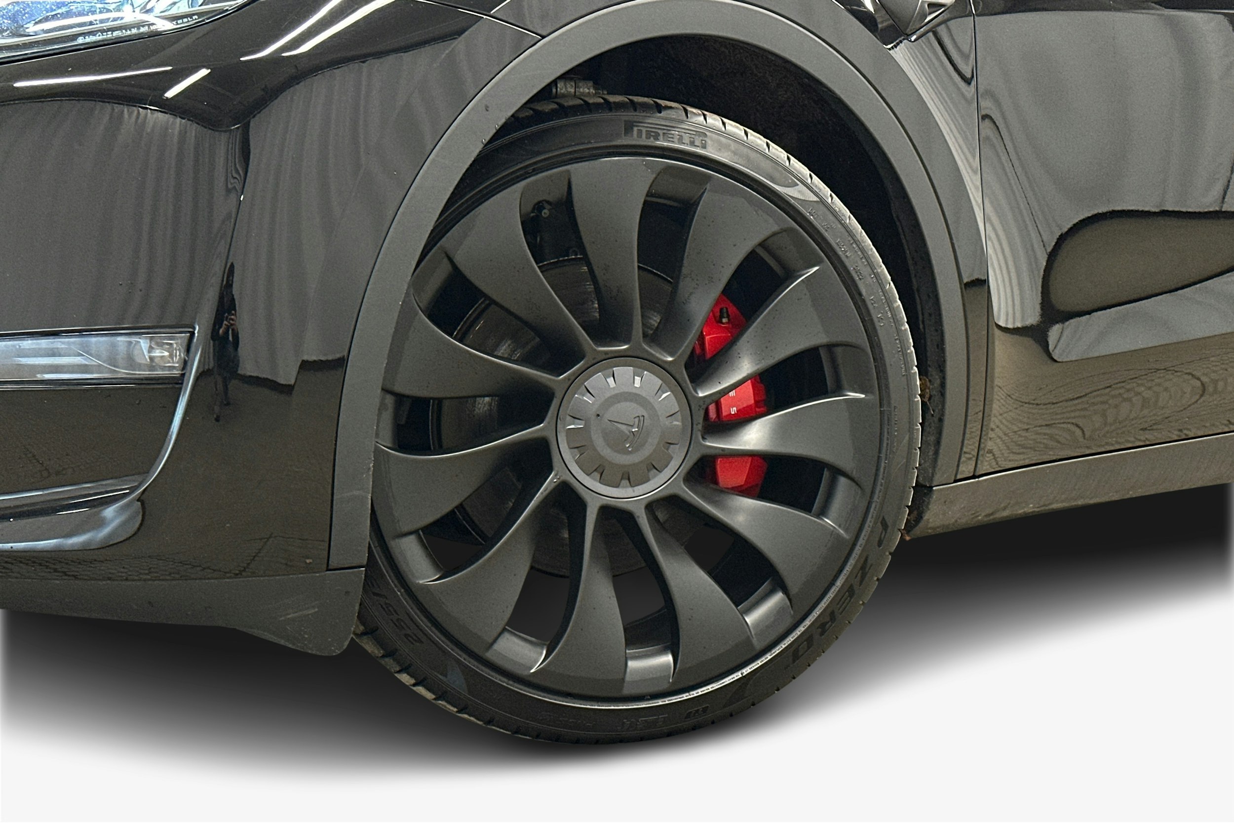 musta Tesla Model Y 2023 kuva 9.