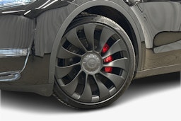 musta Tesla Model Y 2023 kuva 9.