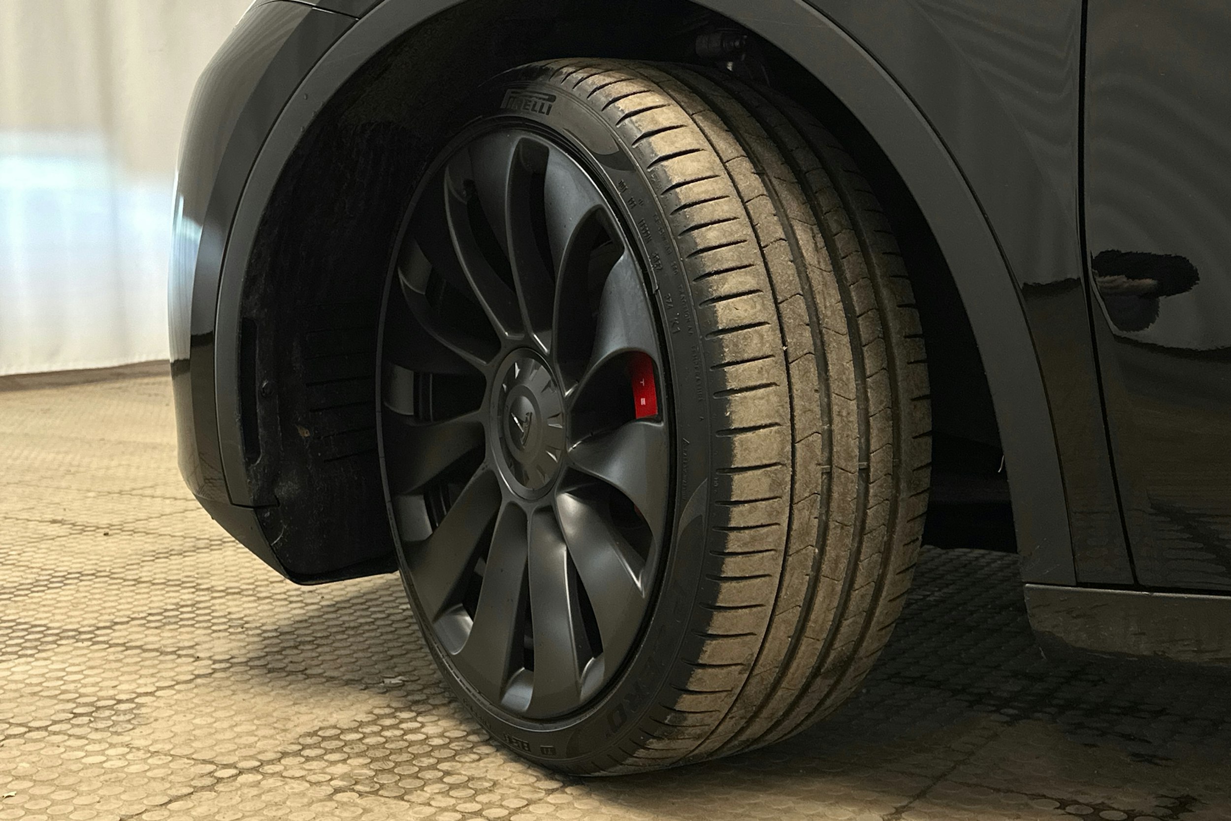 musta Tesla Model Y 2023 kuva 10.