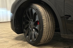 musta Tesla Model Y 2023 kuva 10.